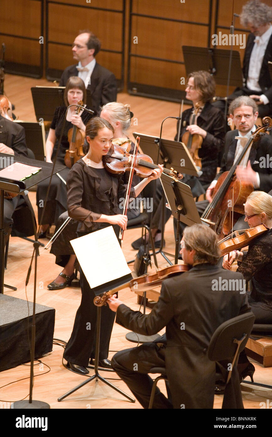 Mitglieder des Philharmonischen Orchesters von Anima Eterna ausführen auf der Bühne MUPA, Dirigent: Jos van Immerseel am 27. April 2010 Stockfoto