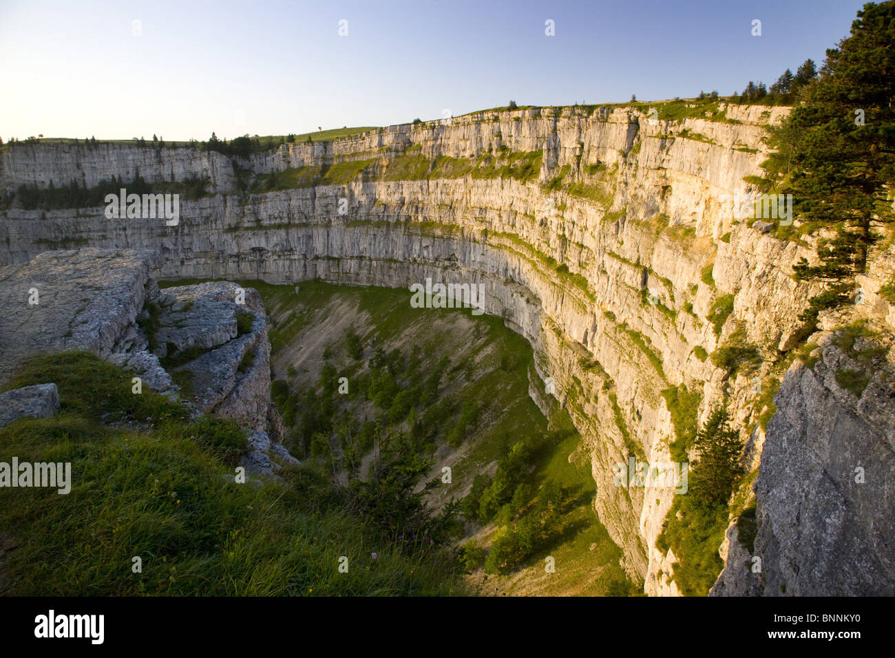 Schweiz Schweizer Landschaft Val de Travers Creux du van Bergen Sonnenaufgang Rock Cliff Stein Berge zu Fuß Wandern Kanton Stockfoto