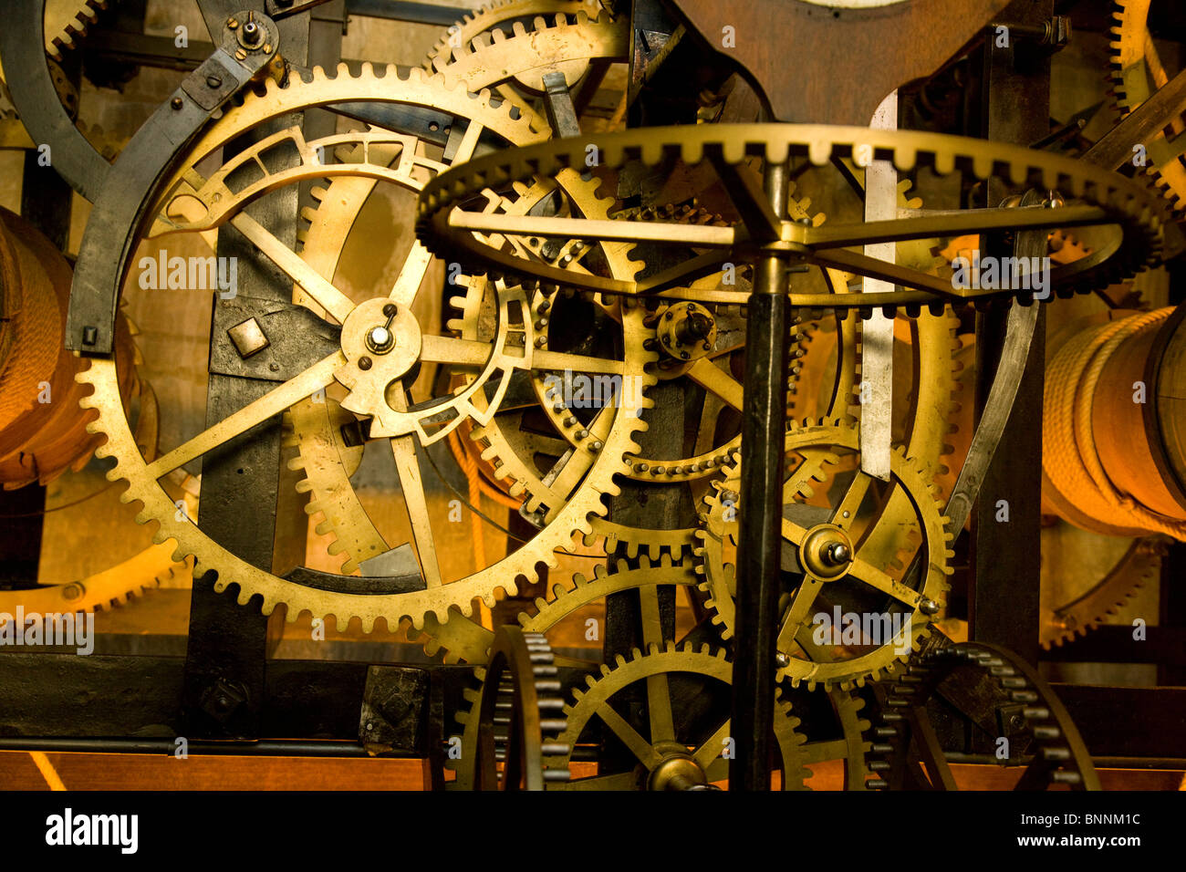 Schweiz Schweizer Uhrwerk alte Räder Fahrräder Zahnräder Uhr Uhr Zeit  Detail im Inneren Stockfotografie - Alamy