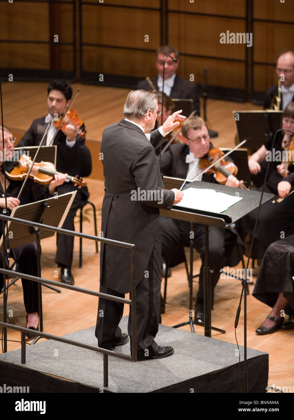 Mitglieder des Philharmonischen Orchesters von Anima Eterna ausführen auf der Bühne MUPA, Dirigent: Jos van Immerseel am 27. April 2010 Stockfoto