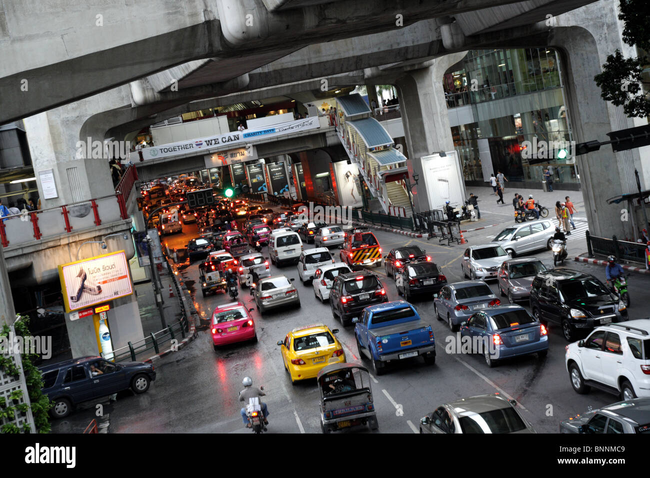 Verkehr in der Nähe von Siam Paragon Shopping Center, Bangkok, Thailand Stockfoto