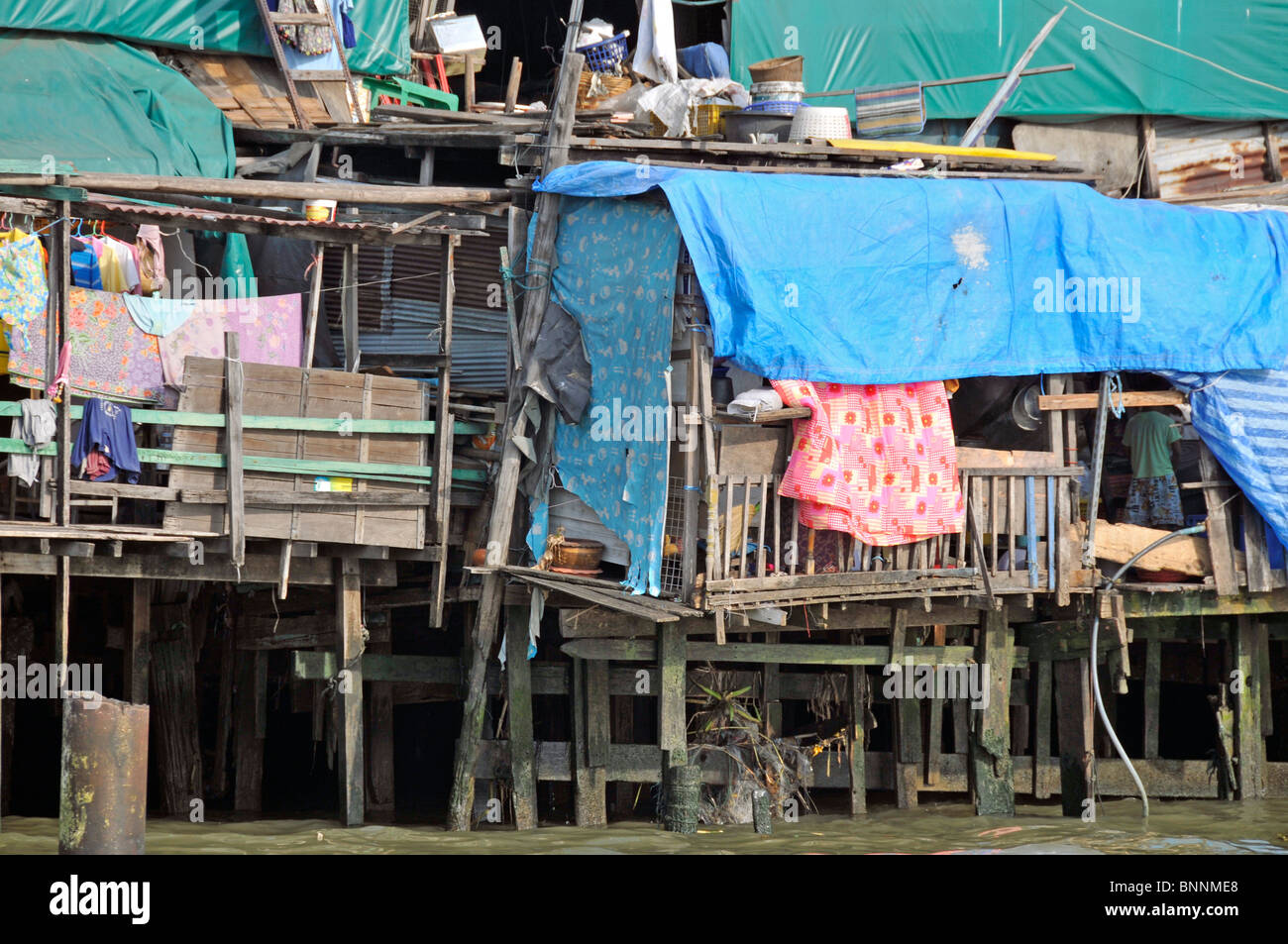 Armut Asien Bangkok Fernost Siam Süd-Ost Asien Thailand Wohnung Wohnung eng eng Holz vorübergehend Unterkunft Stockfoto