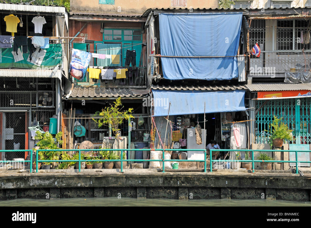 Armut Asia Bangkok enge Fernost Siam Süd-Ost Asien Thailand Wohnungen Wohnung Kleidung armen kleinen Ort Stockfoto