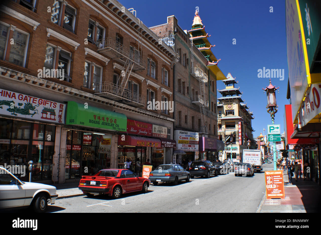 USA San Francisco Chinatown Straße Geschäfte Architektur in chinesische Laterne Straße Autos Automobile chinesische Viertel California Stockfoto