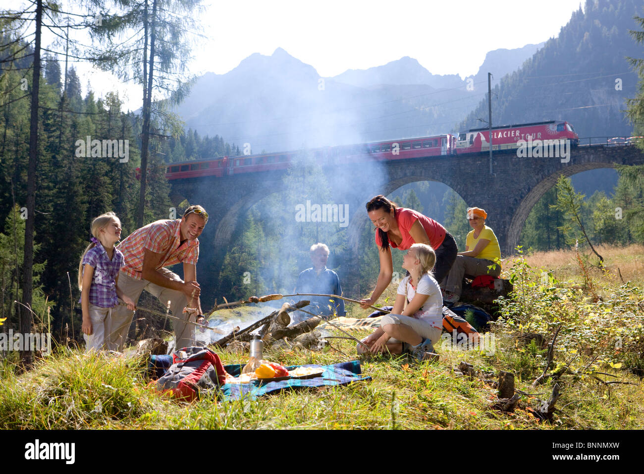 Schweiz Swiss Spaziergang Wanderung über Albula Preda Bergün Familie Grill  Rest Pause Stop Eisenbahn Straße Schiene RhB Rhätische Straße  Stockfotografie - Alamy