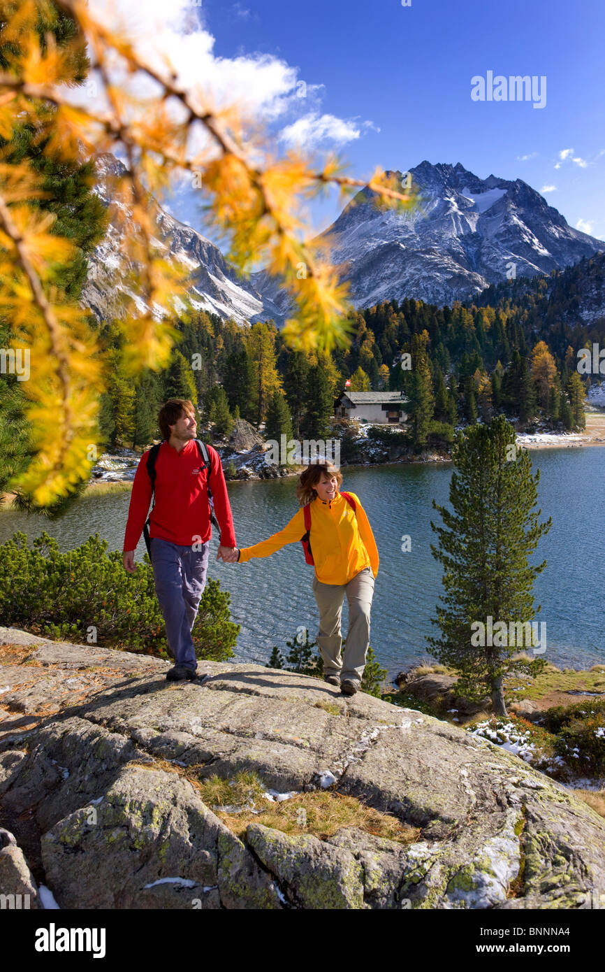 Schweiz Swiss zu Fuß Wandern paar paar zwei Hand in Hand Lärche Cavloc-See-Maloja See See Herbst Bergkanton Graubünden Stockfoto