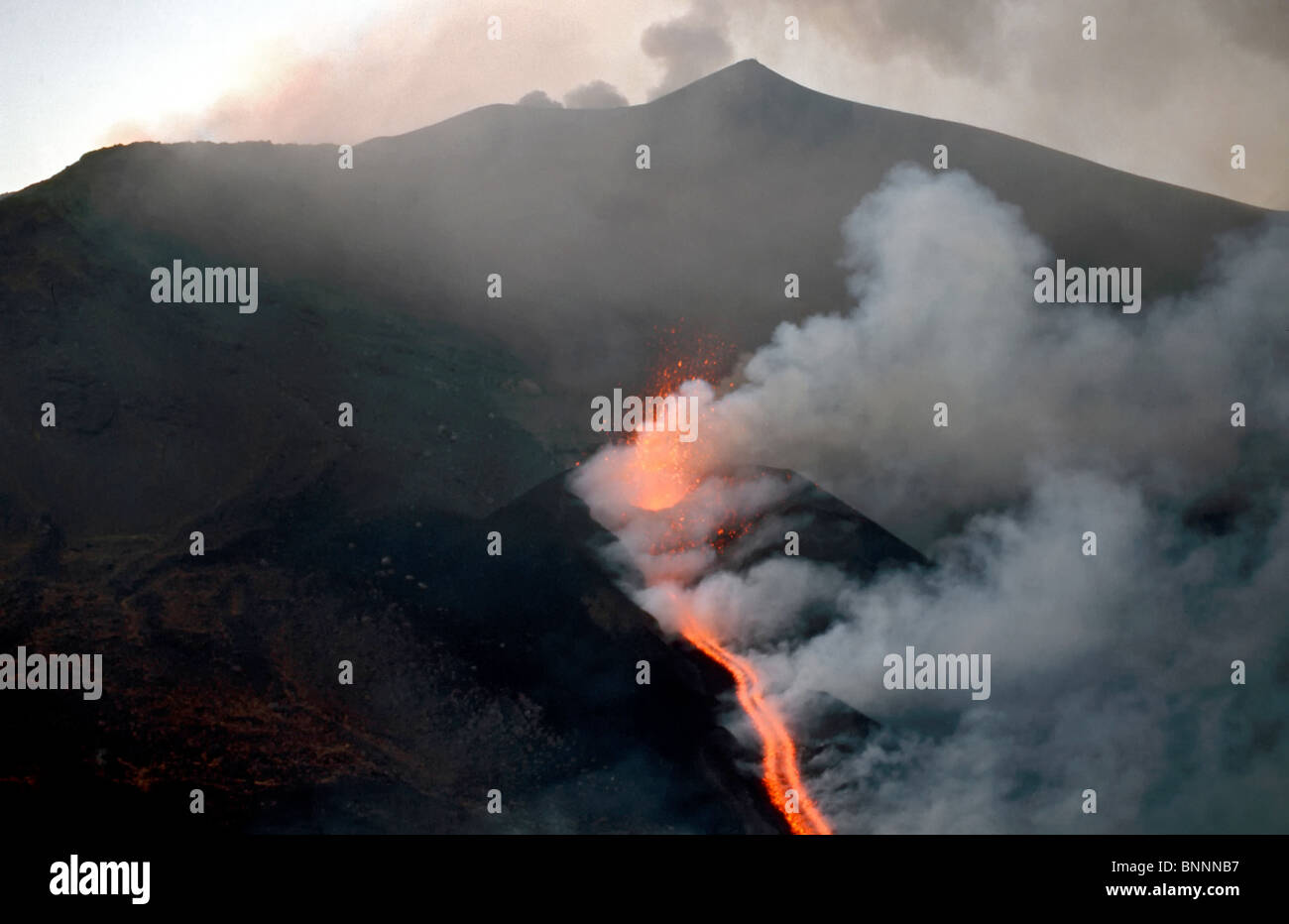 Ätna Vulkanausbruch Sizilien Italien Feuer Flamme Ausbruch Geologie an Nacht Vulkanismus Stockfoto