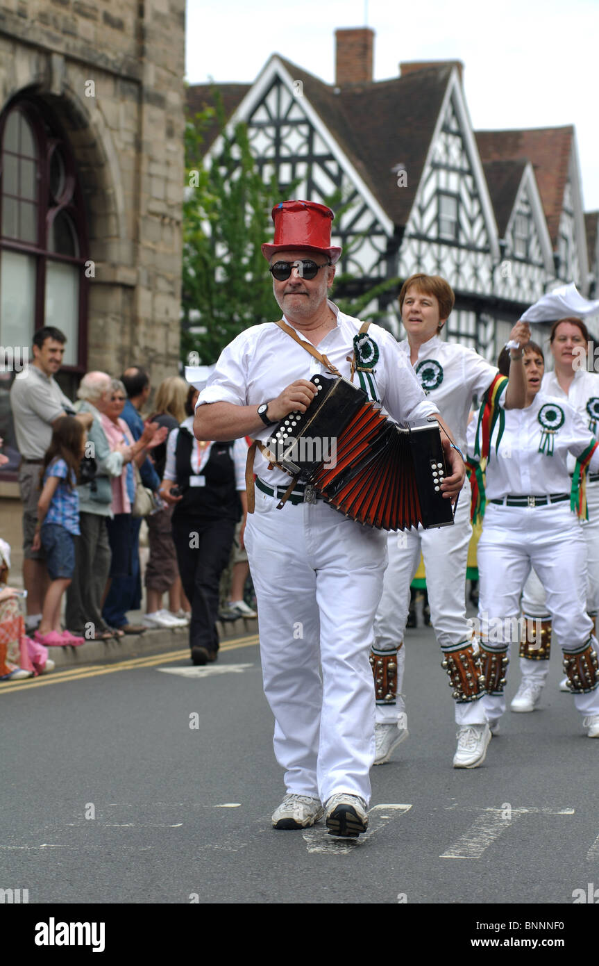 Windsor Morris Dancers in einer Prozession auf Warwick Folk Festival Stockfoto