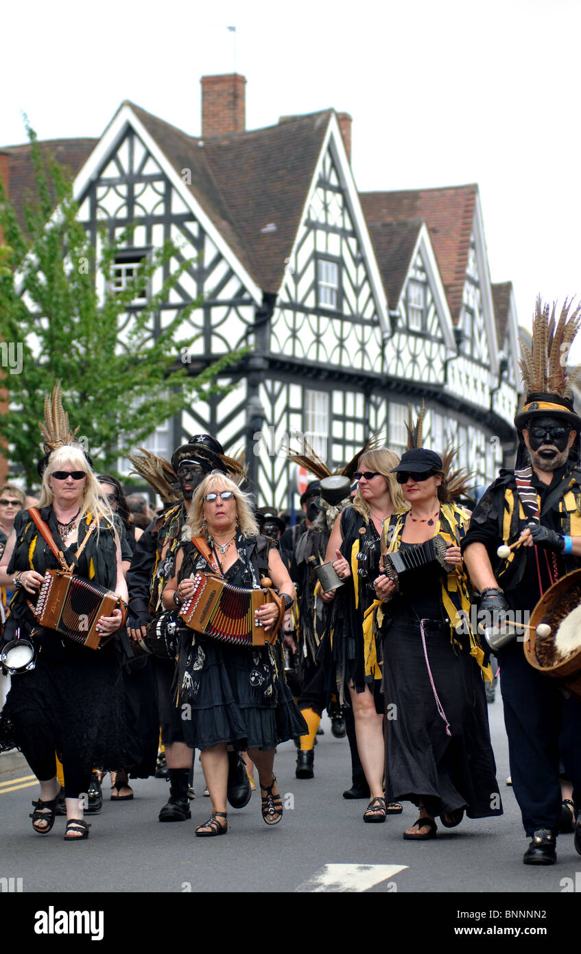 Die Witchmen Moriskentänzer in der Prozession auf Warwick Folk Festival Stockfoto