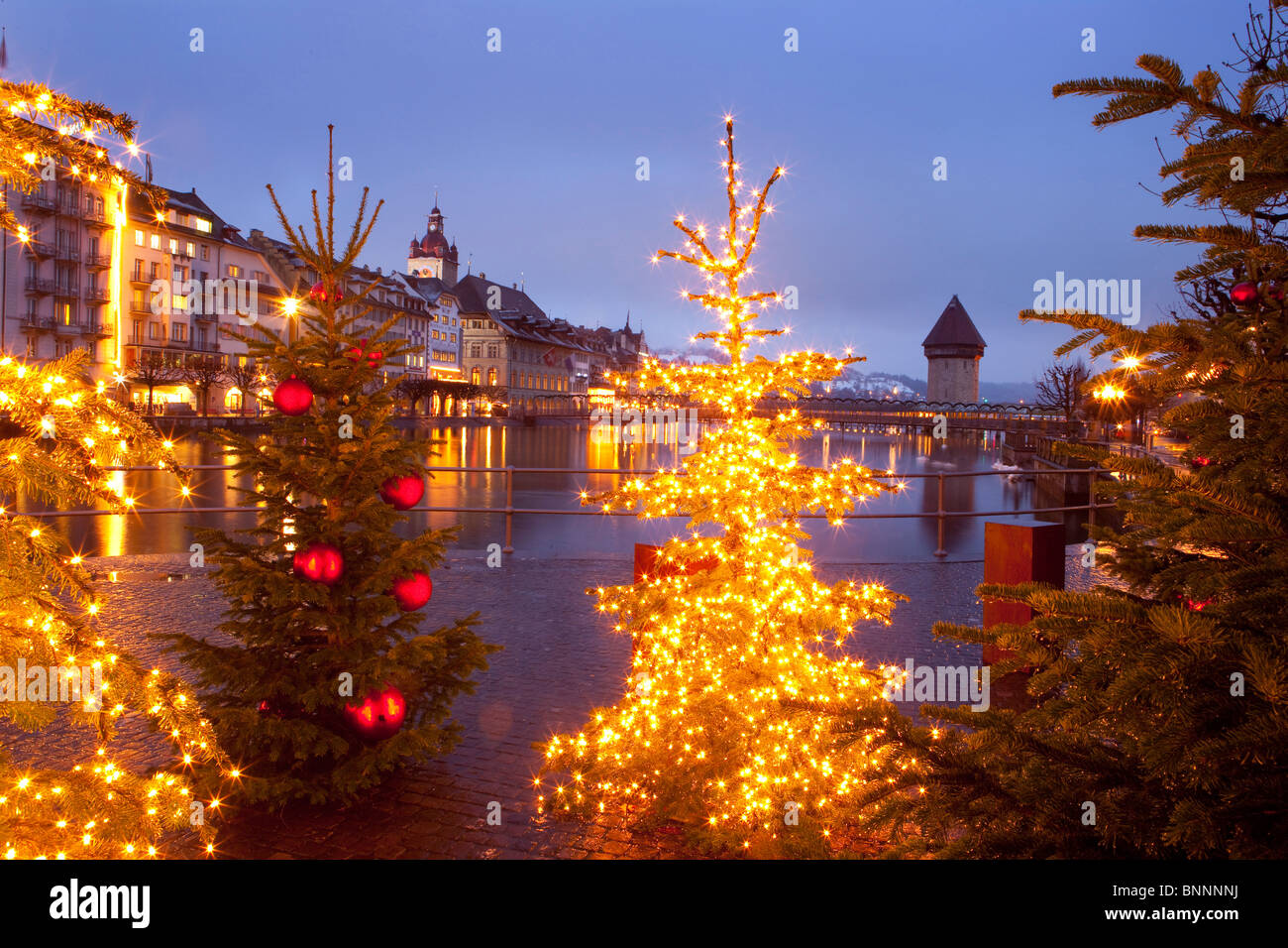 Weihnachten 2022 Luzern LuzernReuss Winter Fluss Fluss Bach Körper des Wassers Bau Bau