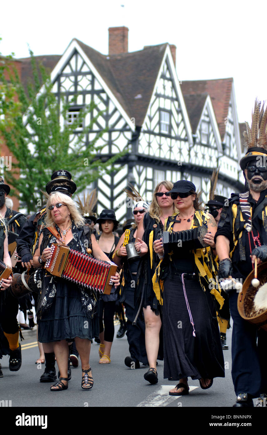 Die Witchmen Moriskentänzer in der Prozession auf Warwick Folk Festival Stockfoto