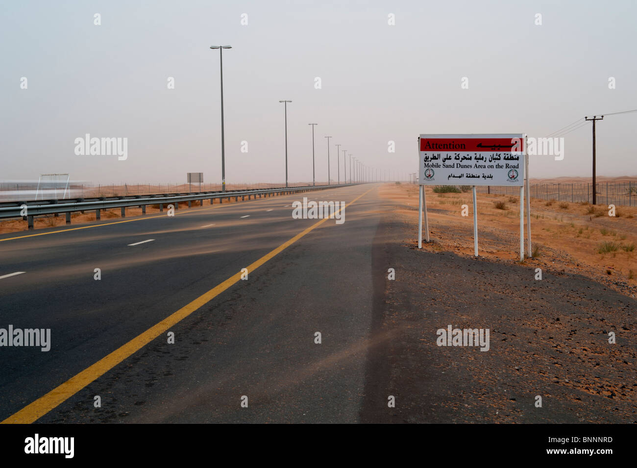 Leere Wüstenstraße in den Vereinigten Arabischen Emiraten zwischen Dubai und Al Ain Stockfoto