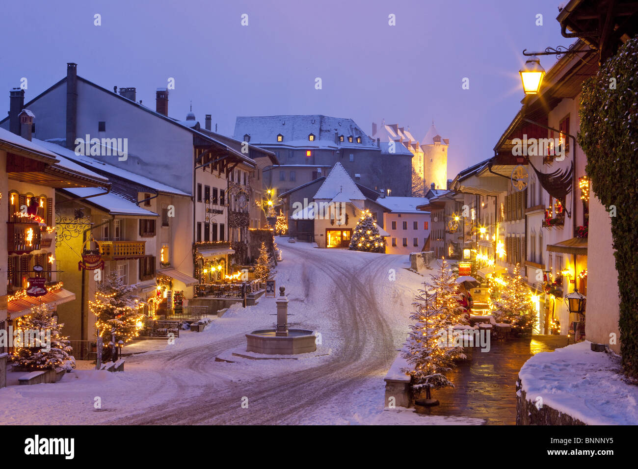 Gruyères FR Weihnachten Beleuchtung Dorf Weihnachten Advent Kanton Fribourg  Freiburg Schweiz Beleuchtung Untersuchung Abend Stockfotografie - Alamy