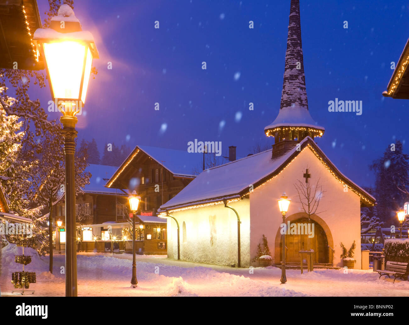 Schnee An Weihnachten 2022 Schweiz WERDEN Gstaad Saanenland am Abend Dorf Kern Straße Laterne Beleuchtung