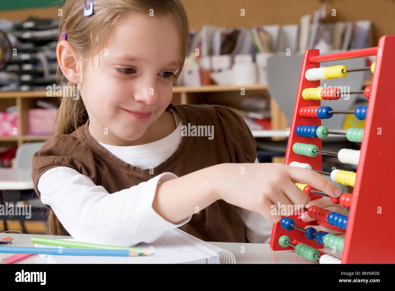 Mädchen Kind zählen Folie Regeln Rechenmaschine Schule Schule Unterricht Klassenzimmer Klassenzimmer Klassenzimmer lernen Unterricht Freude Spaß Stockfoto