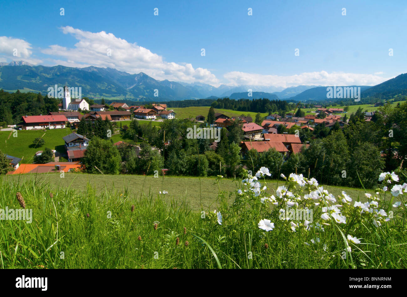 Allgäu Allgäu Bayern Deutschland Ofterschwang Hörnerdörfer Wiese Dorf Stockfoto