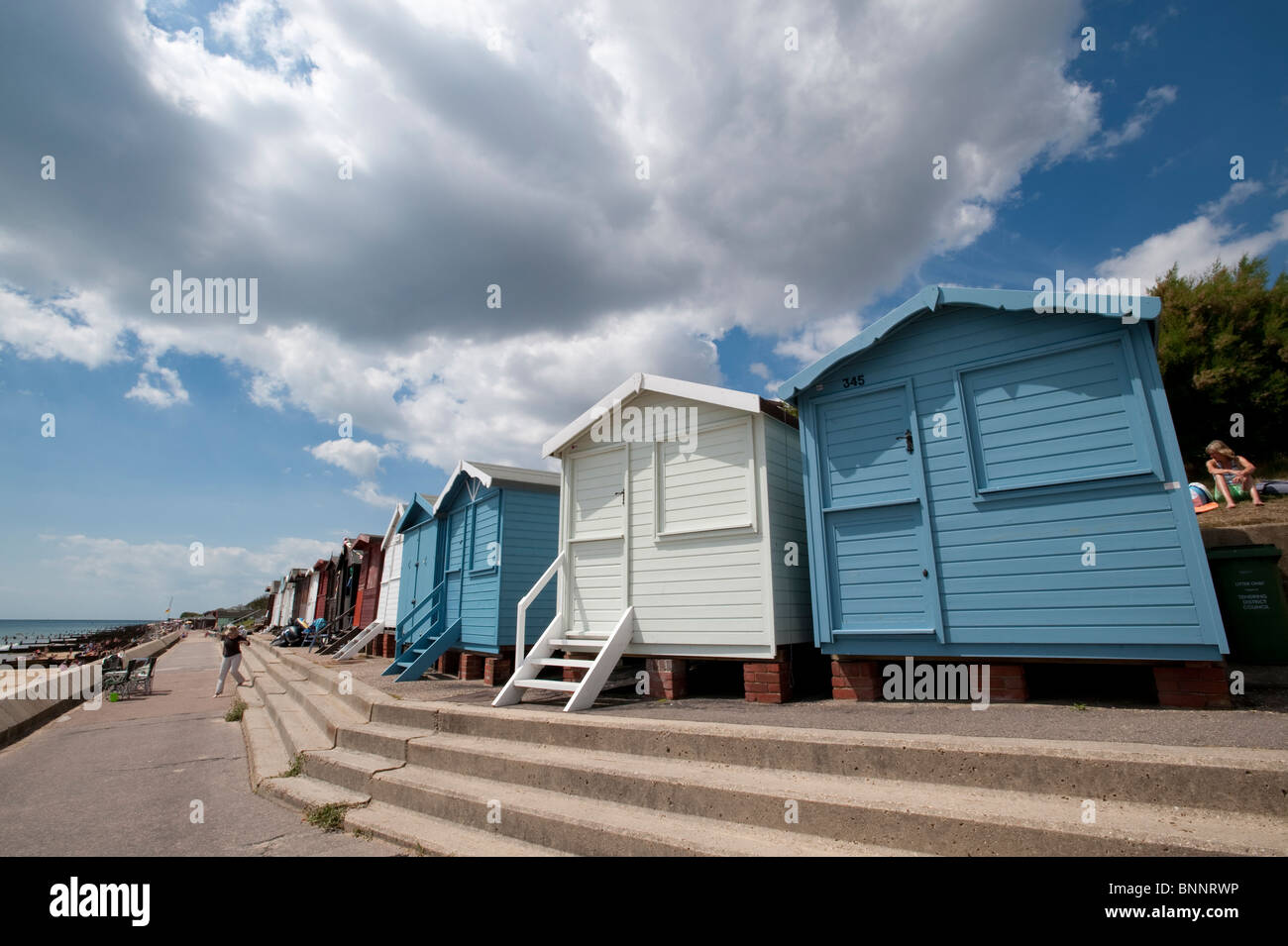 Bunt bemalten Strandhütten an Frinton-on-Sea, Essex Stockfoto