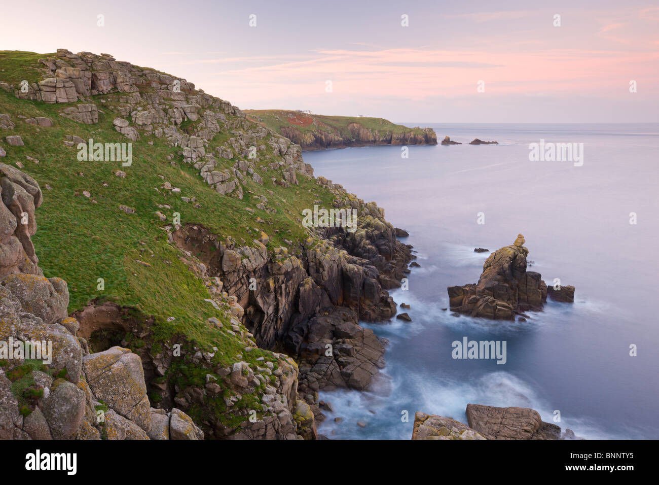 Mit Blick auf die Irish Lady-Stack und Dr Syntax Kopf von den Klippen von Pedn-Männer-du, Lands End, Cornwall, England. Stockfoto