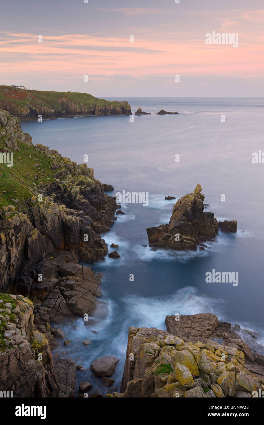 Mit Blick auf die Irish Lady-Stack und Dr Syntax Kopf von den Klippen von Pedn-Männer-du, Lands End, Cornwall, England. Stockfoto