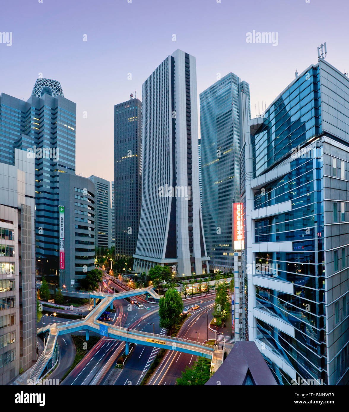 Asien Fernost Tokio Japan Stadt Stadtverkehr Shinjuku Bausteine Bau von Wohnungen Hochhäuser Omekaido Stockfoto