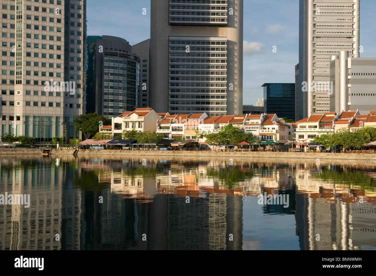 Boat Quay und die Skyline des Central Business Districts in Singapur Stockfoto