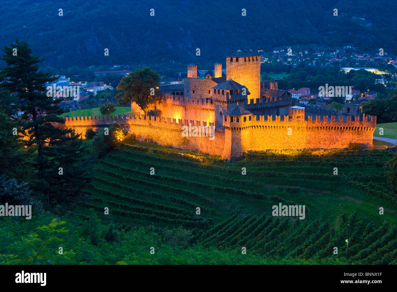 Bellinzona-Montebello Schweiz Kanton Ticino Kanton Hauptstadt Unesco Welt Kulturerbe Schloss Beleuchtung Dämmerung Stockfoto