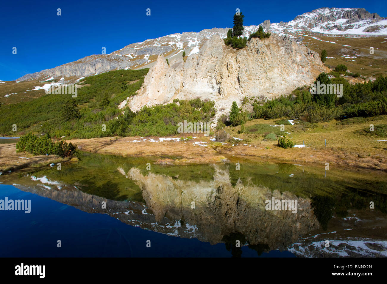 Crap Alv Schweiz Kanton Graubünden Graubünden Albulapass Alp See Meer Reflexion Felswand Stockfoto