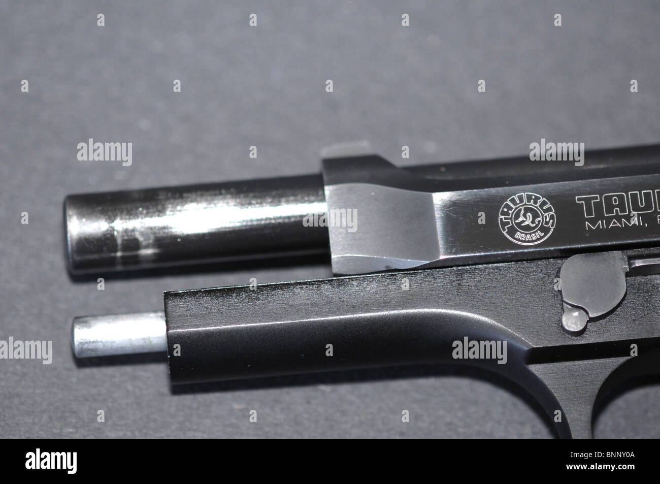 Taurus PT-92 9mm Pistole Detail. In diesem Detail sehen Sie den Verschleiß auf den Lauf aus. Stockfoto