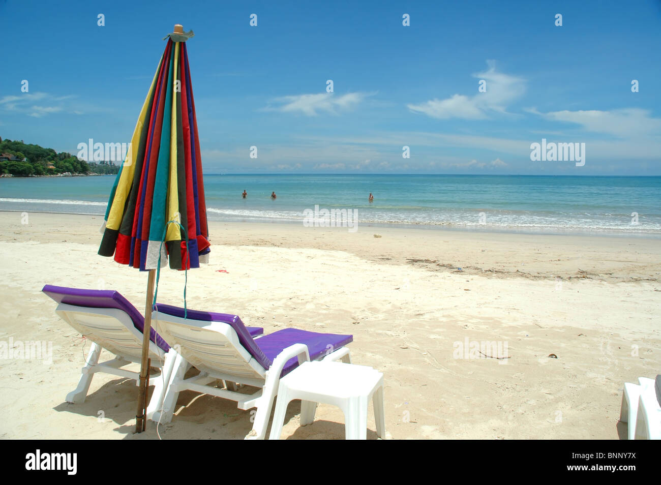 Sonnenliegen Sonnenschirm Strand Stockfotos und -bilder Kaufen - Alamy