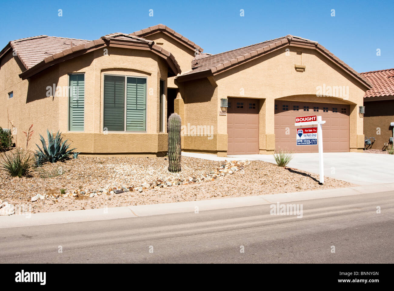 Die Immobilien-Zeichen vor diesem Haus zeigt an, dass das Haus gekauft wurde. Stockfoto