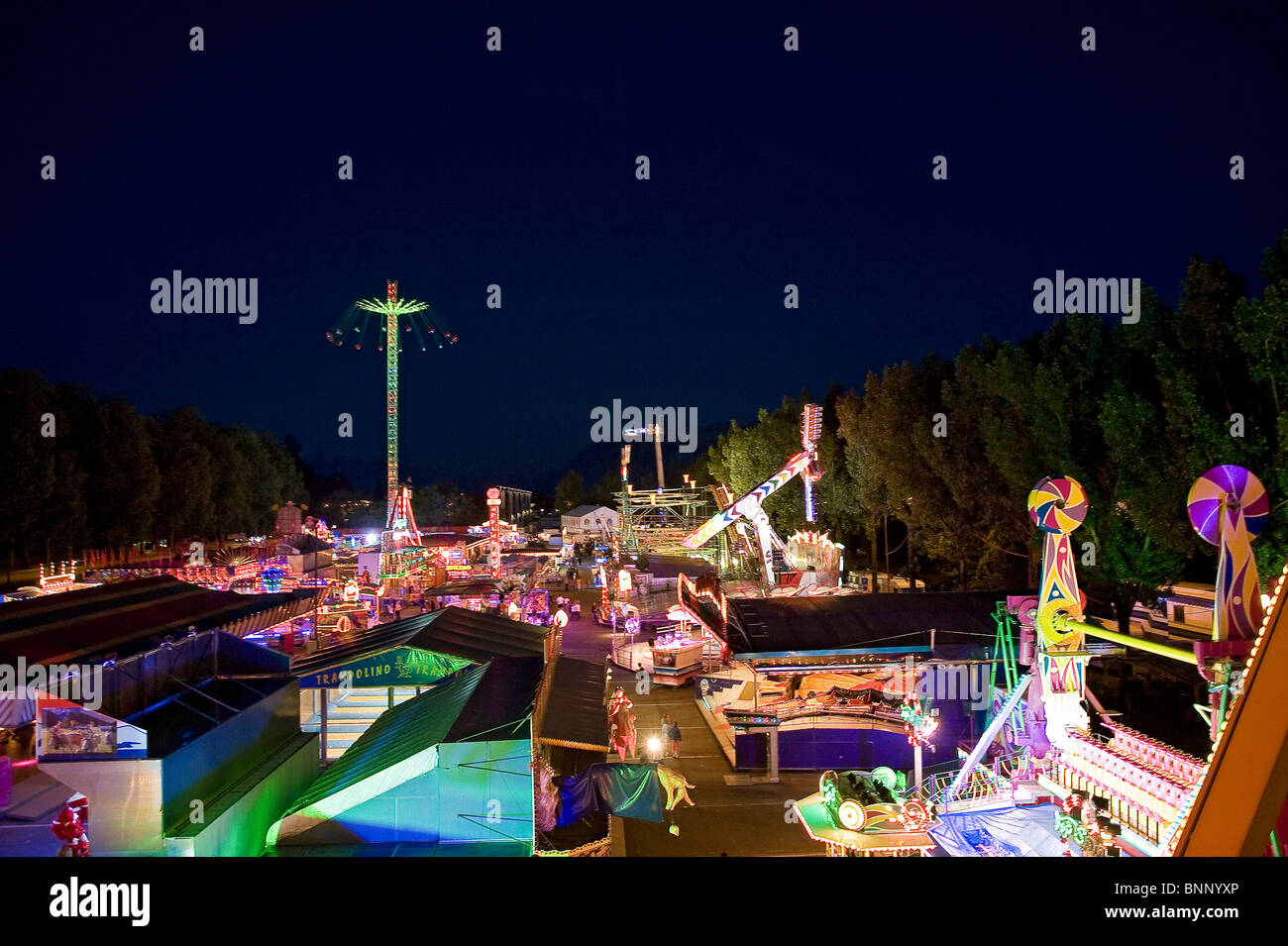 Luna Park Vergnügungspark Karussell Attraktion Festplatz Farbe Markt Staaten in der Nacht Stockfoto