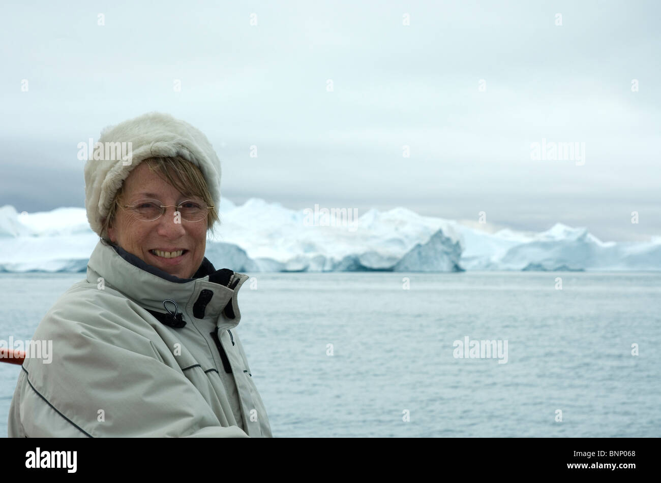 Reife Dame Eisberge, die von einem kleinen Boot hautnah beobachten. Stockfoto