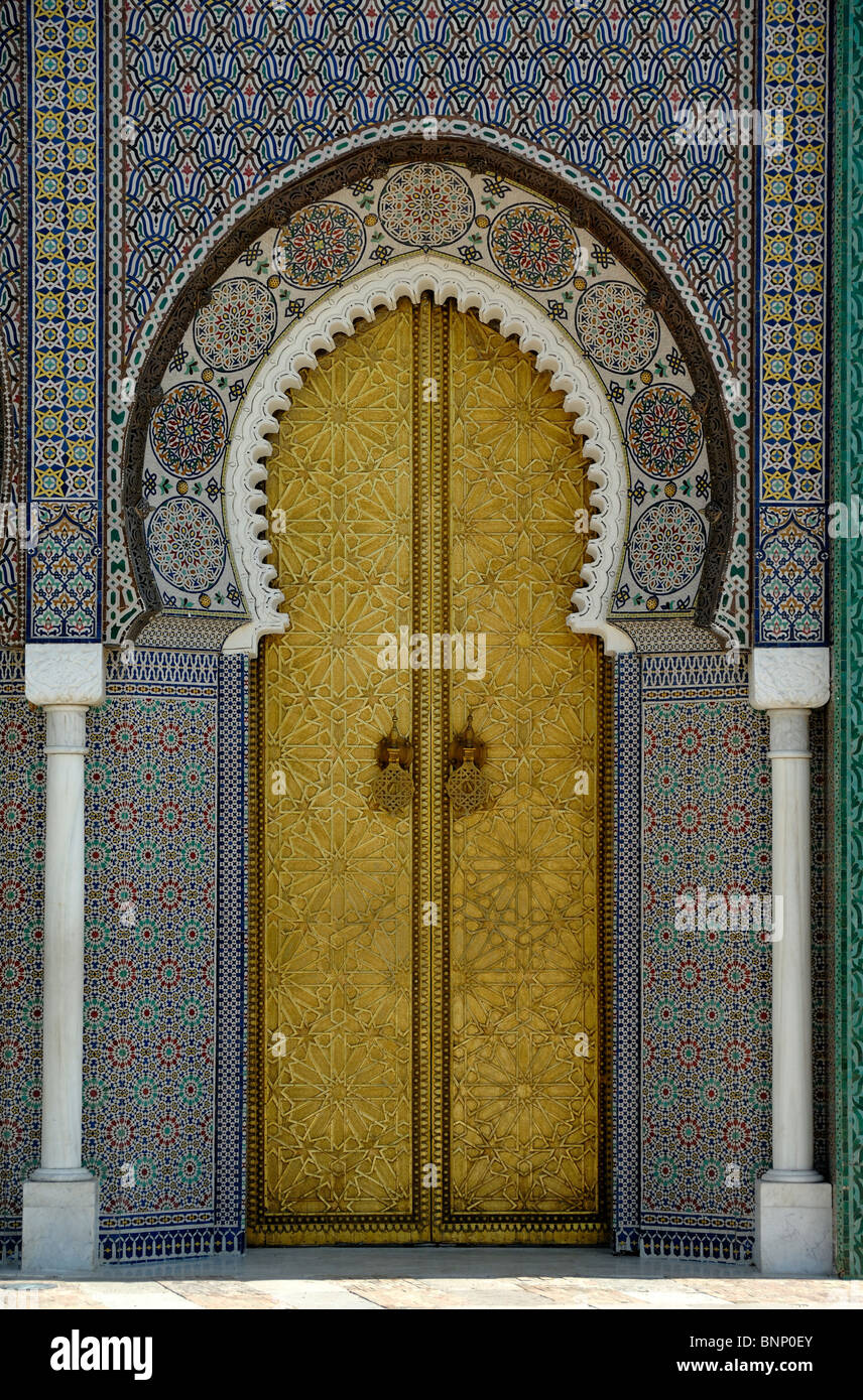 Gold oder Golden Gate, maurische, arabische oder orientalische Tür des Königspalastes in Fez, Marokko Stockfoto