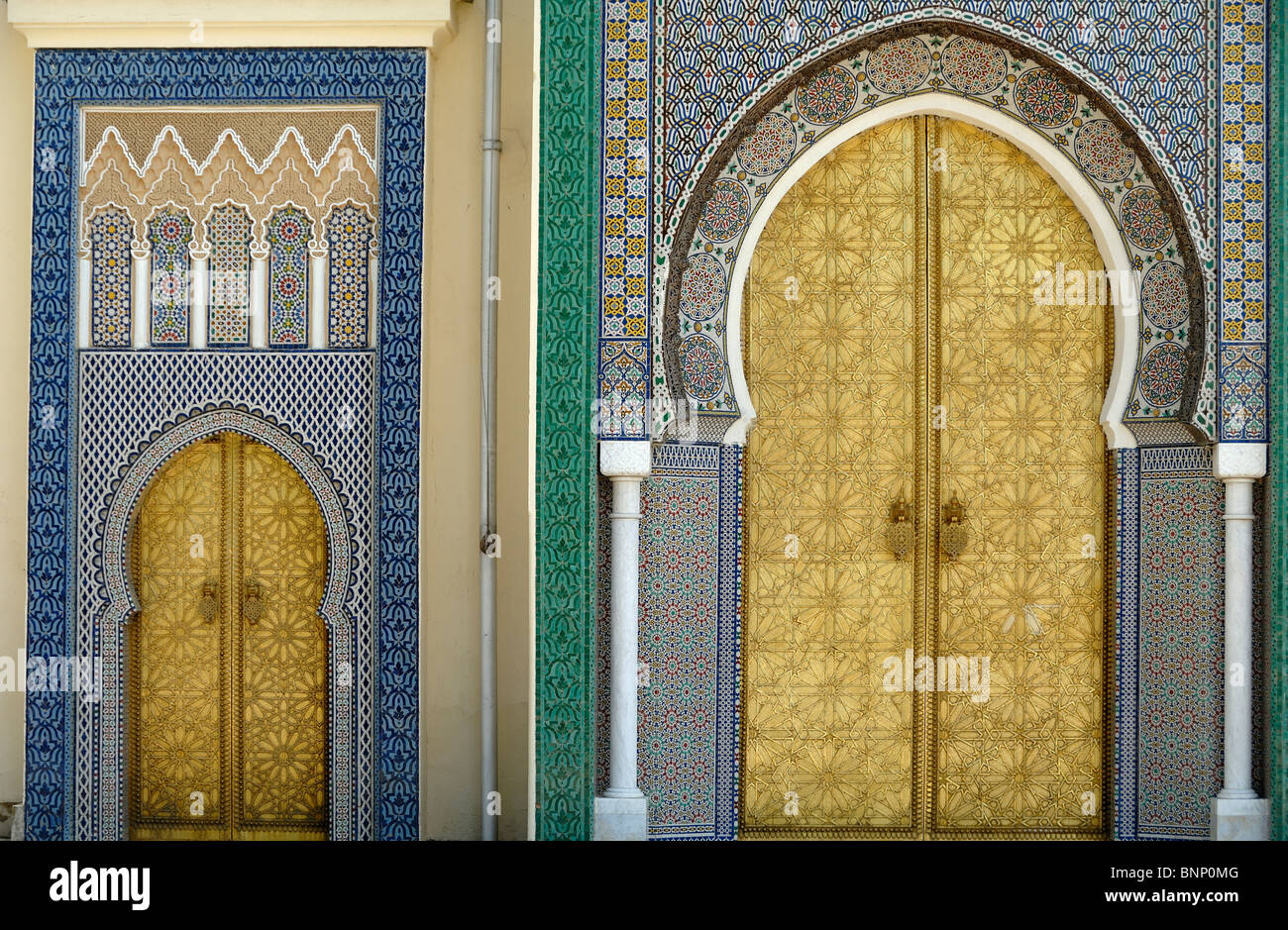 Gold- oder Golden Gate, arabische, maurische oder orientalische Türen des Königspalastes in Fez, Marokko Stockfoto
