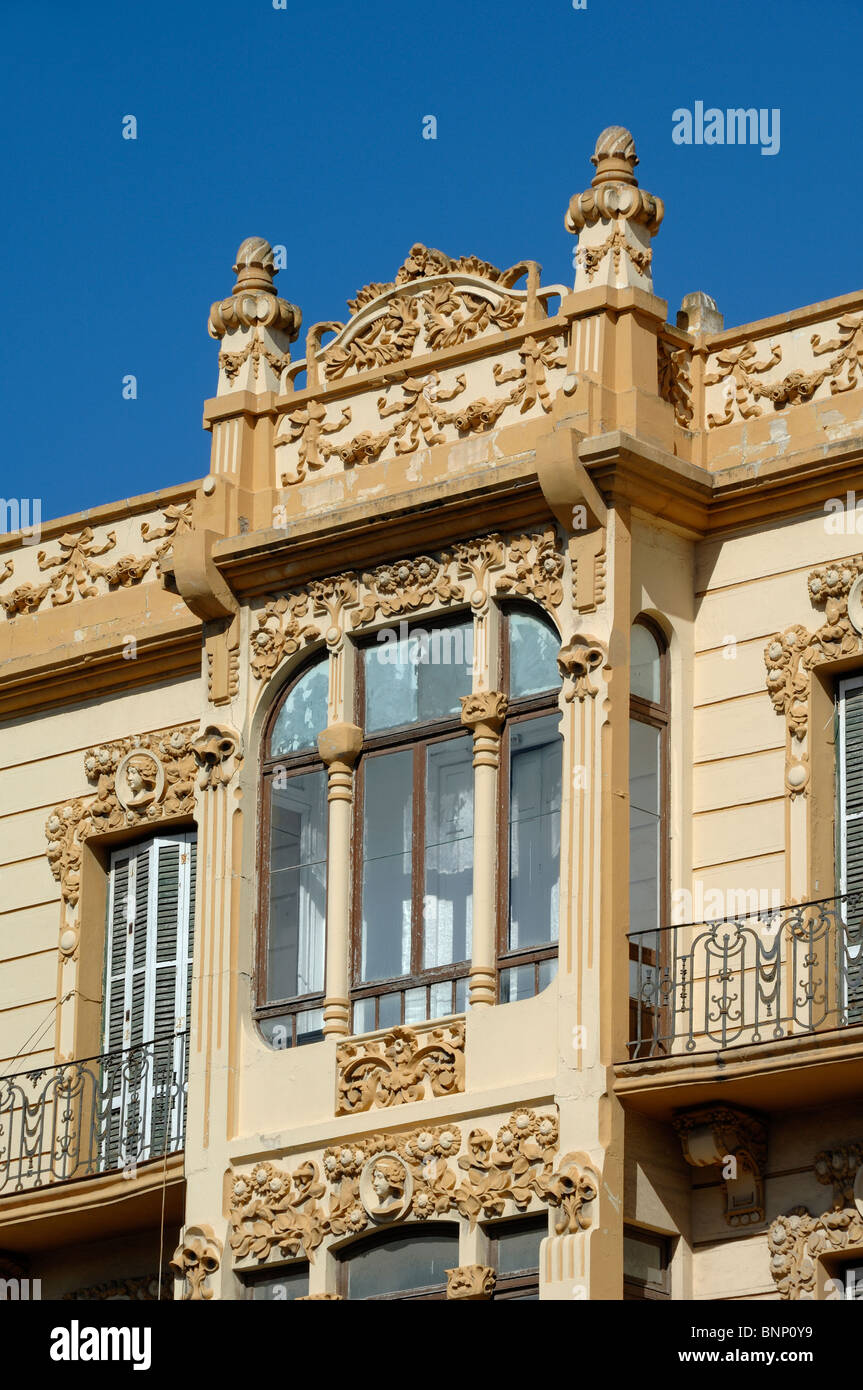 Fenster & Fassade von der La Reconquista Jugendstilkaufhaus (1915), von Enrique Nieto, Melilla, Spanien Stockfoto