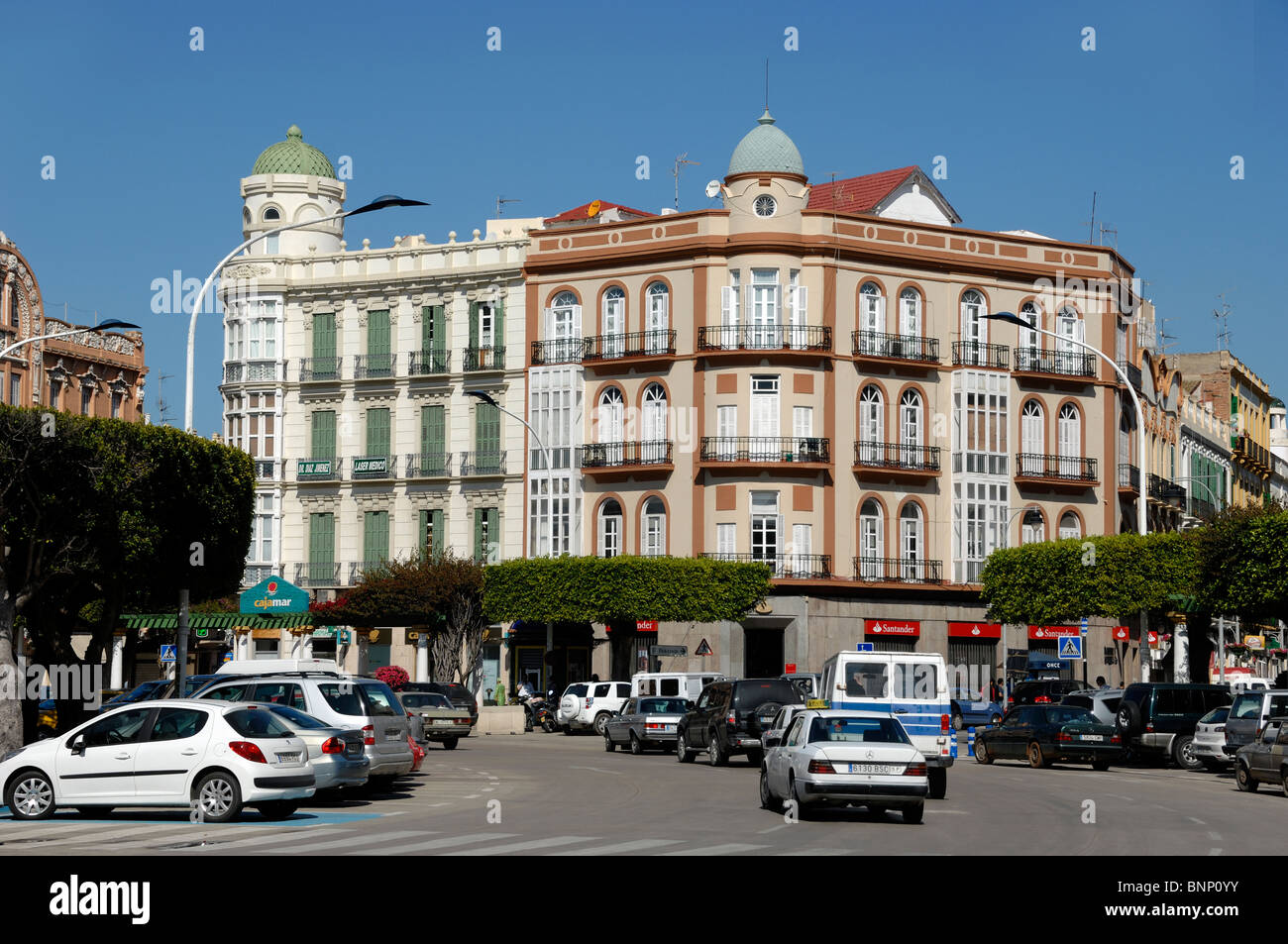 Stadtzentrum Straßenszene, Plaza de Espana & modernistischen ehemalige Post Office Building (1911), Melilla, Spanien Stockfoto