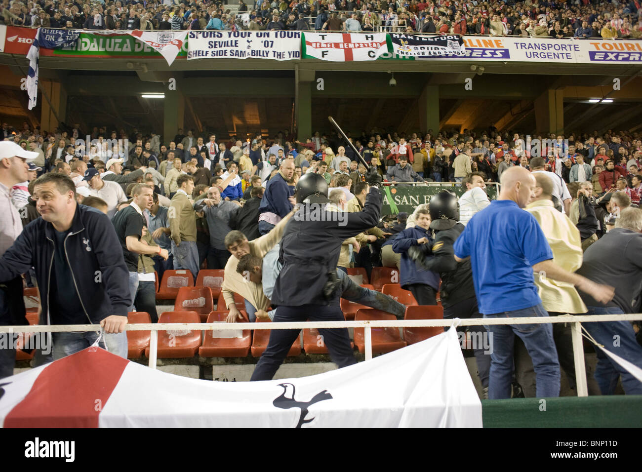 Polizei-beschwichtigenden Hooligans während eines Fußballspiels, Sevilla, Spanien Stockfoto