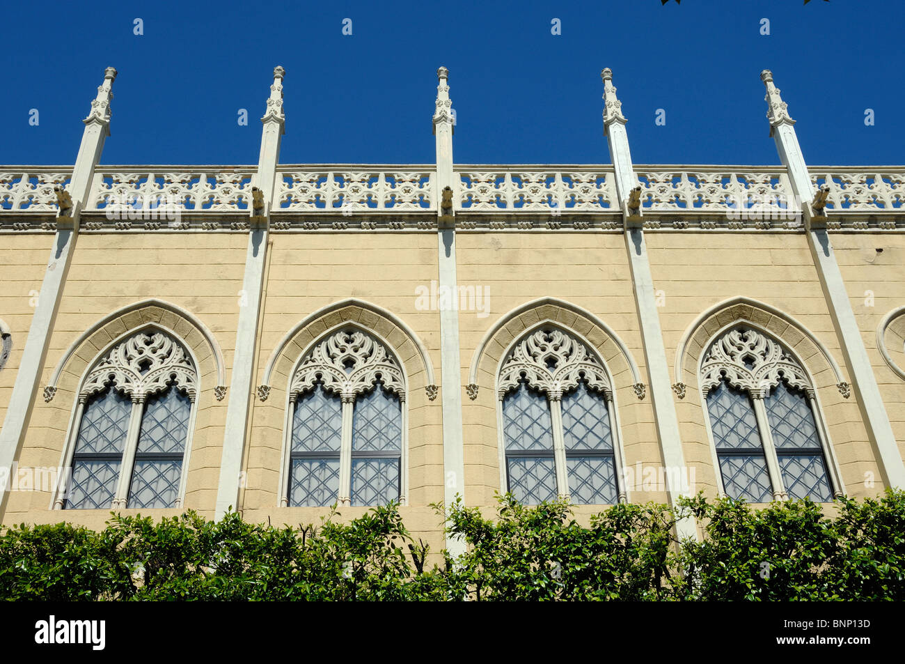 Windows & Zinnen der neugotischen Kapelle der franziskanischen Schule, Melilla, Spanien Stockfoto