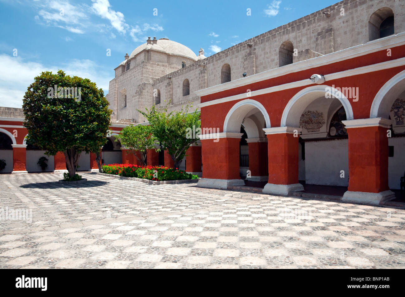 Innenhöfe und Architektur des Santa Catalina Monastery in Arequipa, Peru, Südamerika. Stockfoto