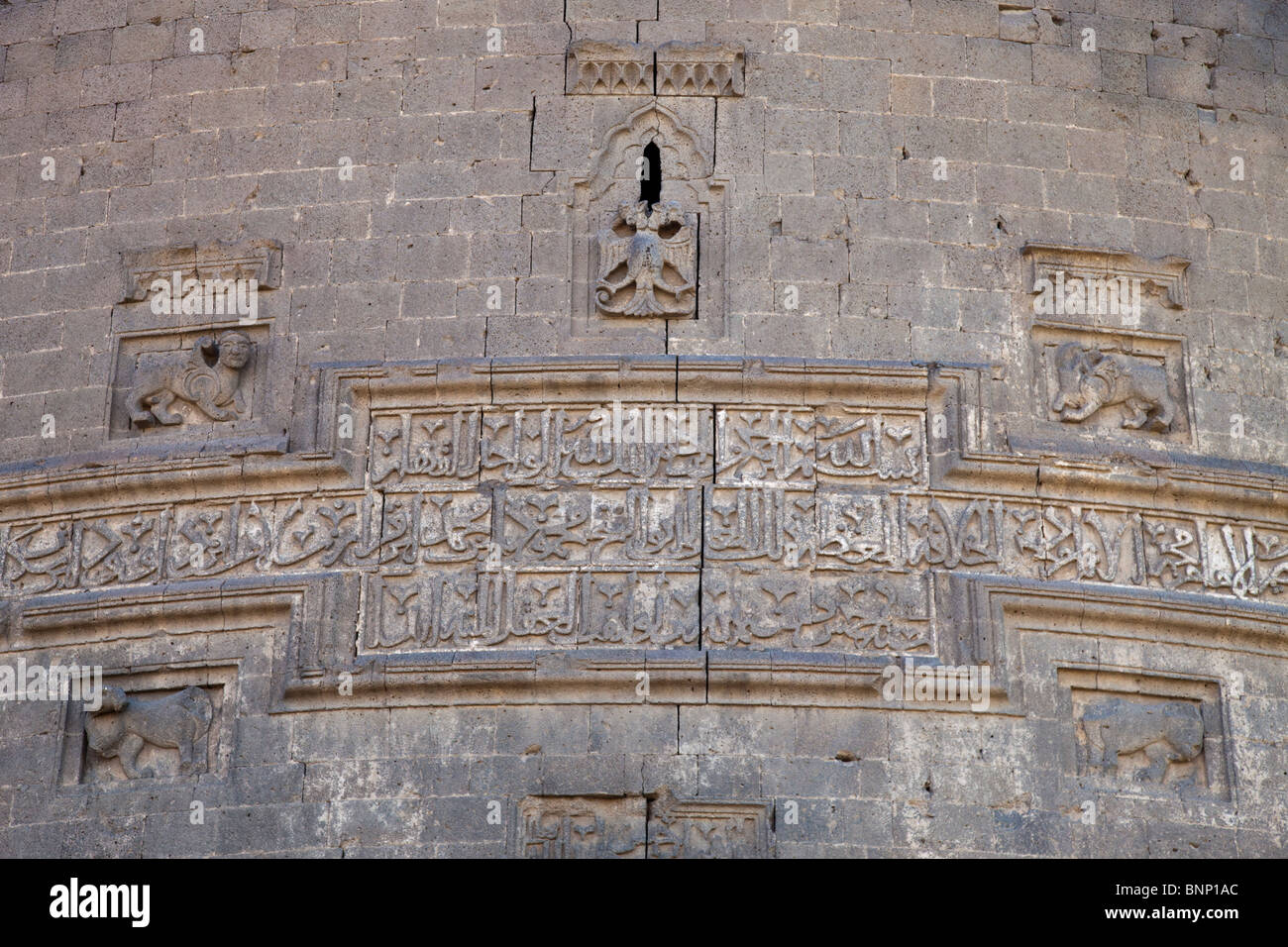 Arabische Inschrift auf Ulu Beden Turm auf der alten Stadtmauer in Diyarbakir, Türkei Stockfoto