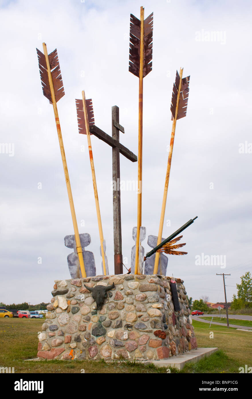 Four Arrows Monument in Belcourt, North Dakota – eine eindrucksvolle Hommage an das Erbe und die Einheit der Chippewa am Turtle Mountain. Stockfoto