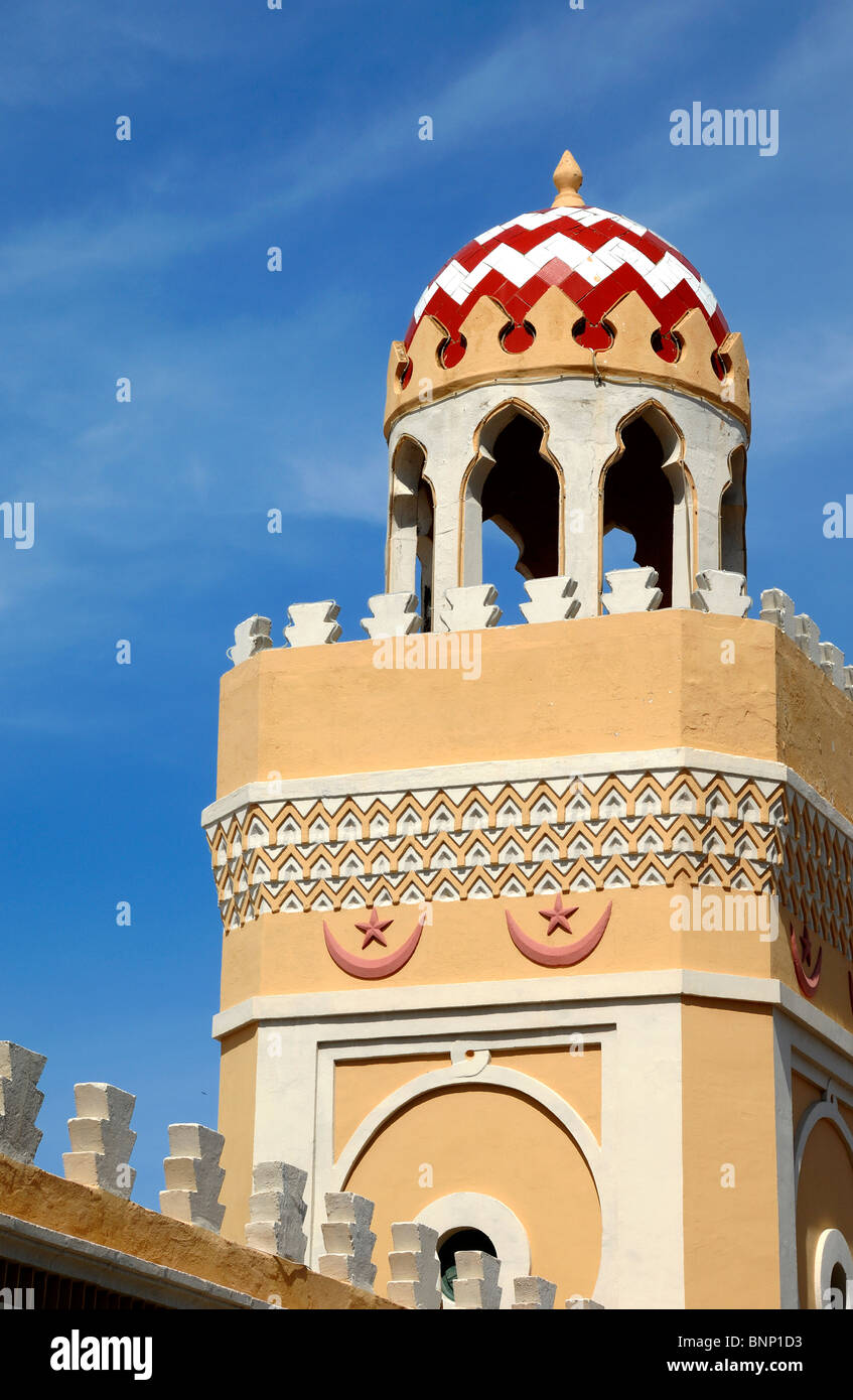 Minarettenturm und gefliester Dom der Melilla-Moschee, maurische Architektur oder andalusischer Stil (1945) von Enrique Nieto, Melilla, Spanien Stockfoto
