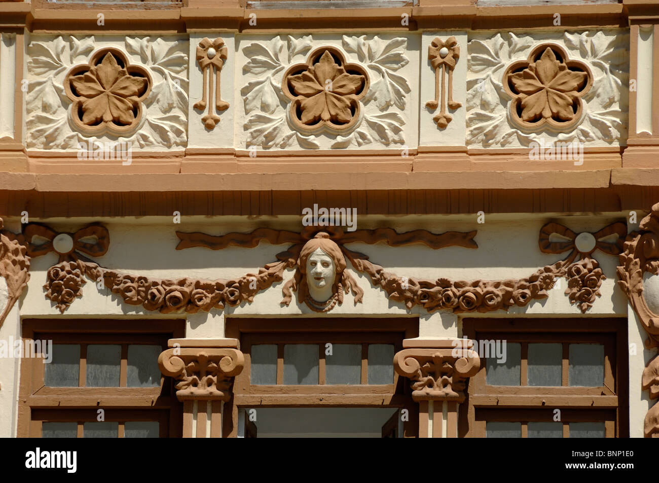 Kunst Nouveau Fassade und Blumenschmuck auf 20 Calle Lopez Moreno-Straße, von Enrique Nieto, Melilla, Spanien Stockfoto