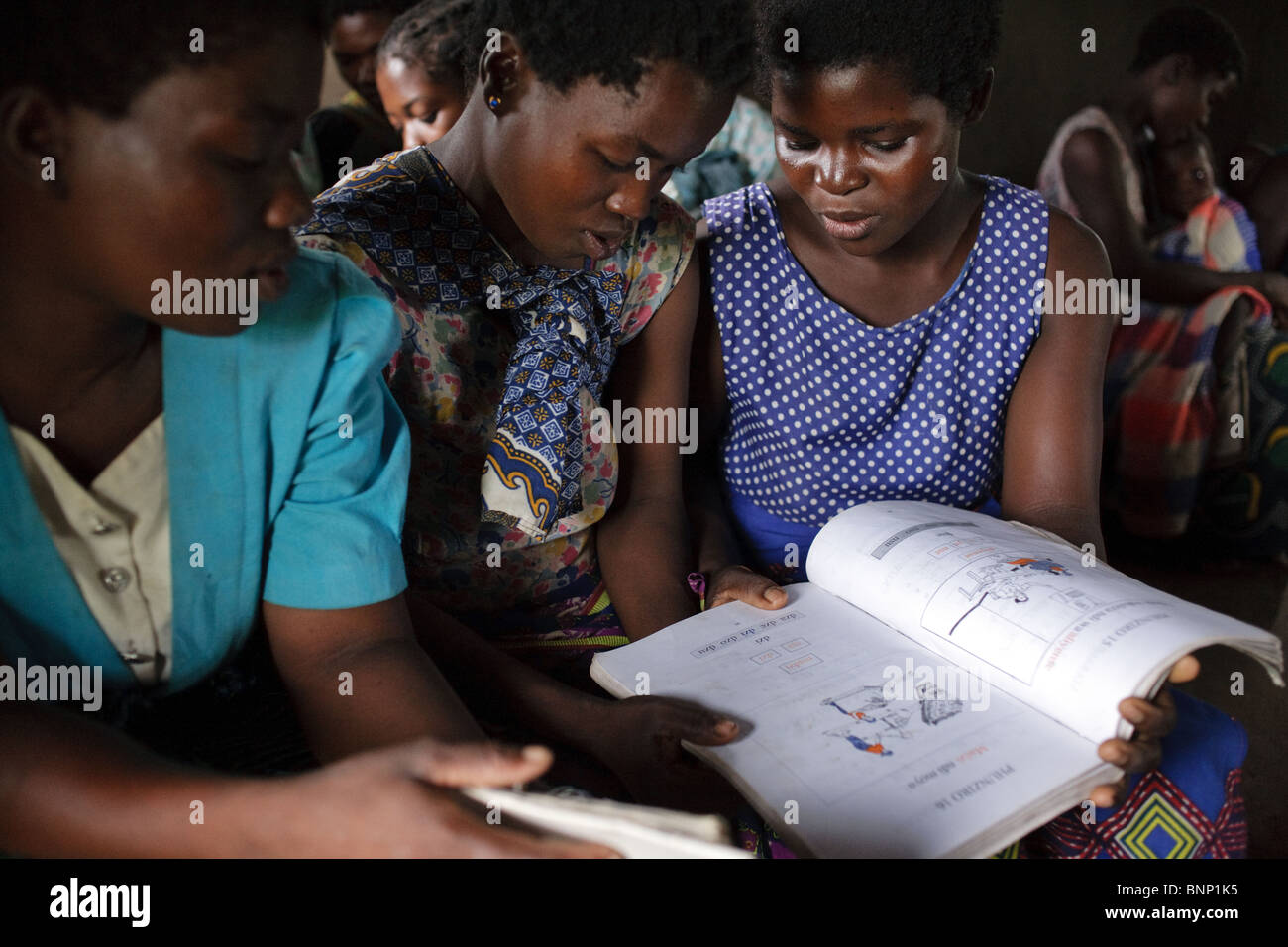 Alphabetisierung von Erwachsenen-Klasse in einer kleinen Schule, geführt von einem lokalen NGO in ländlichen Malawi, Afrika. Stockfoto