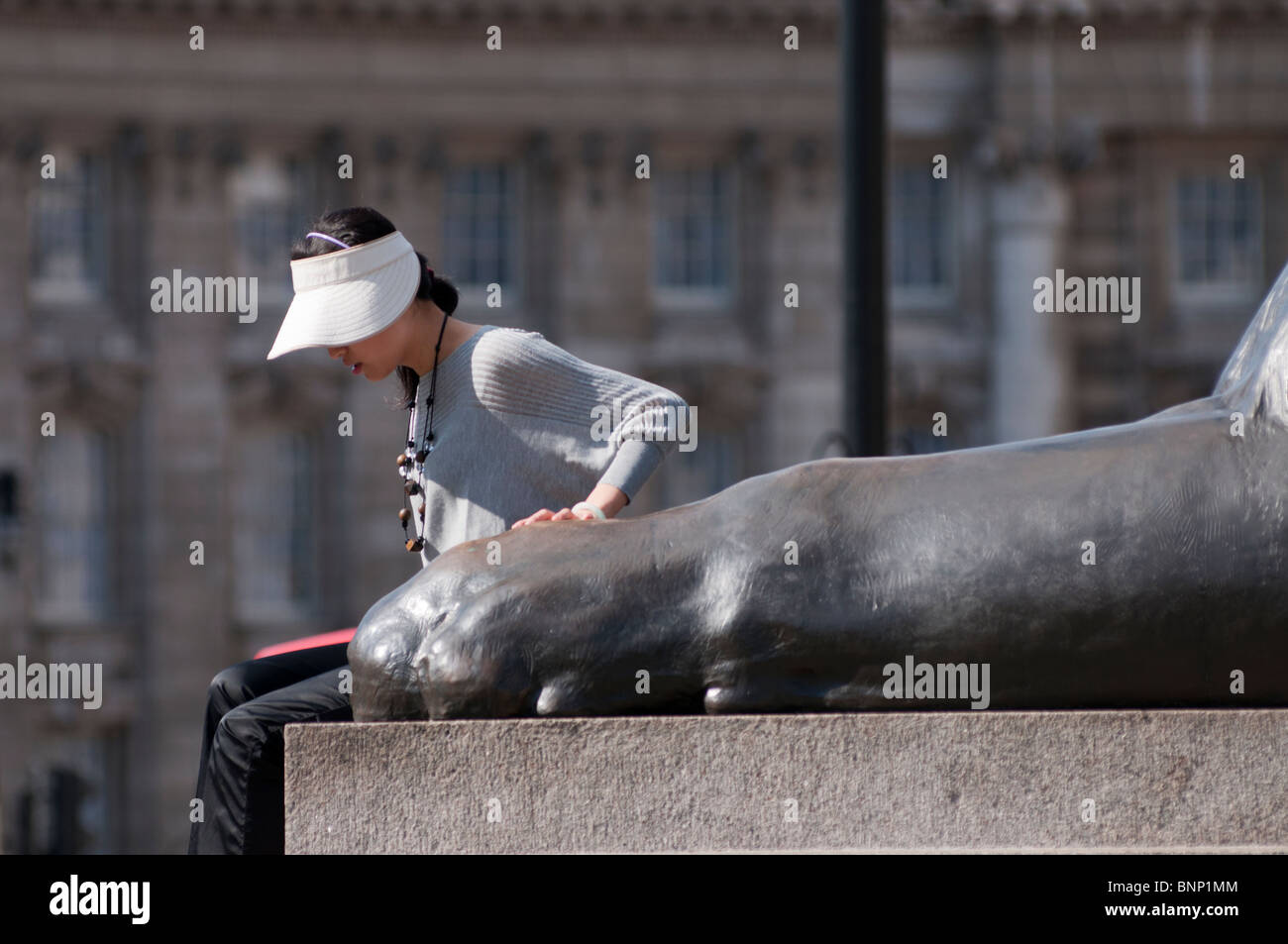 Touristische und Löwenpranke Stockfoto