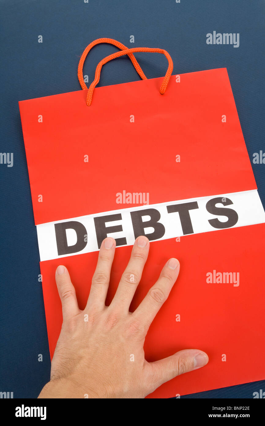 Einkaufstasche und Wort Schulden Konzept der finanziellen Schwierigkeiten Stockfoto