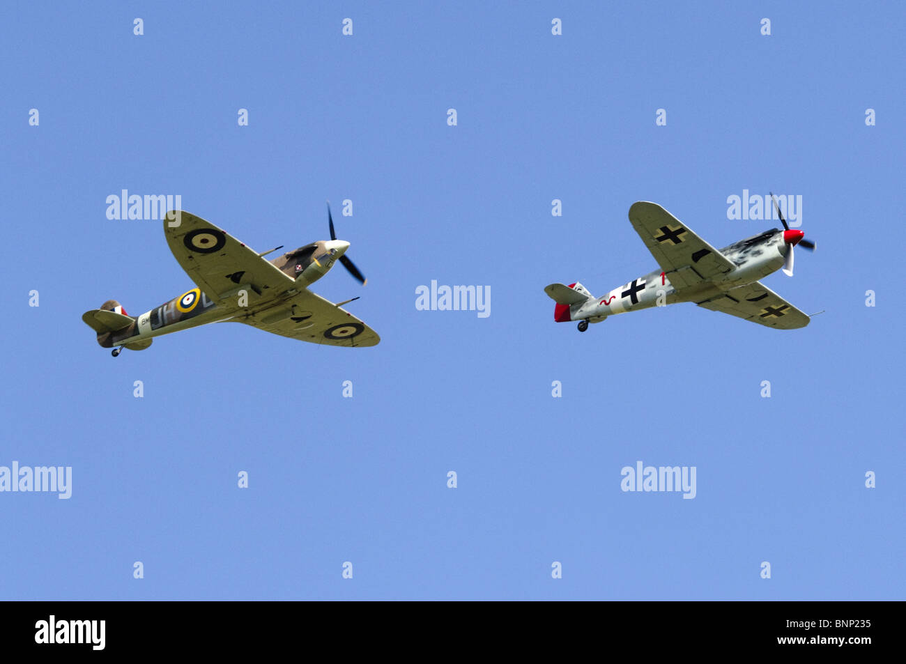 Supermarine Spitfire Vb & Messerschmitt Bf 109G (Hispano HA-1112 MIL Buchon) machen eine Bildung Durchflug. Stockfoto