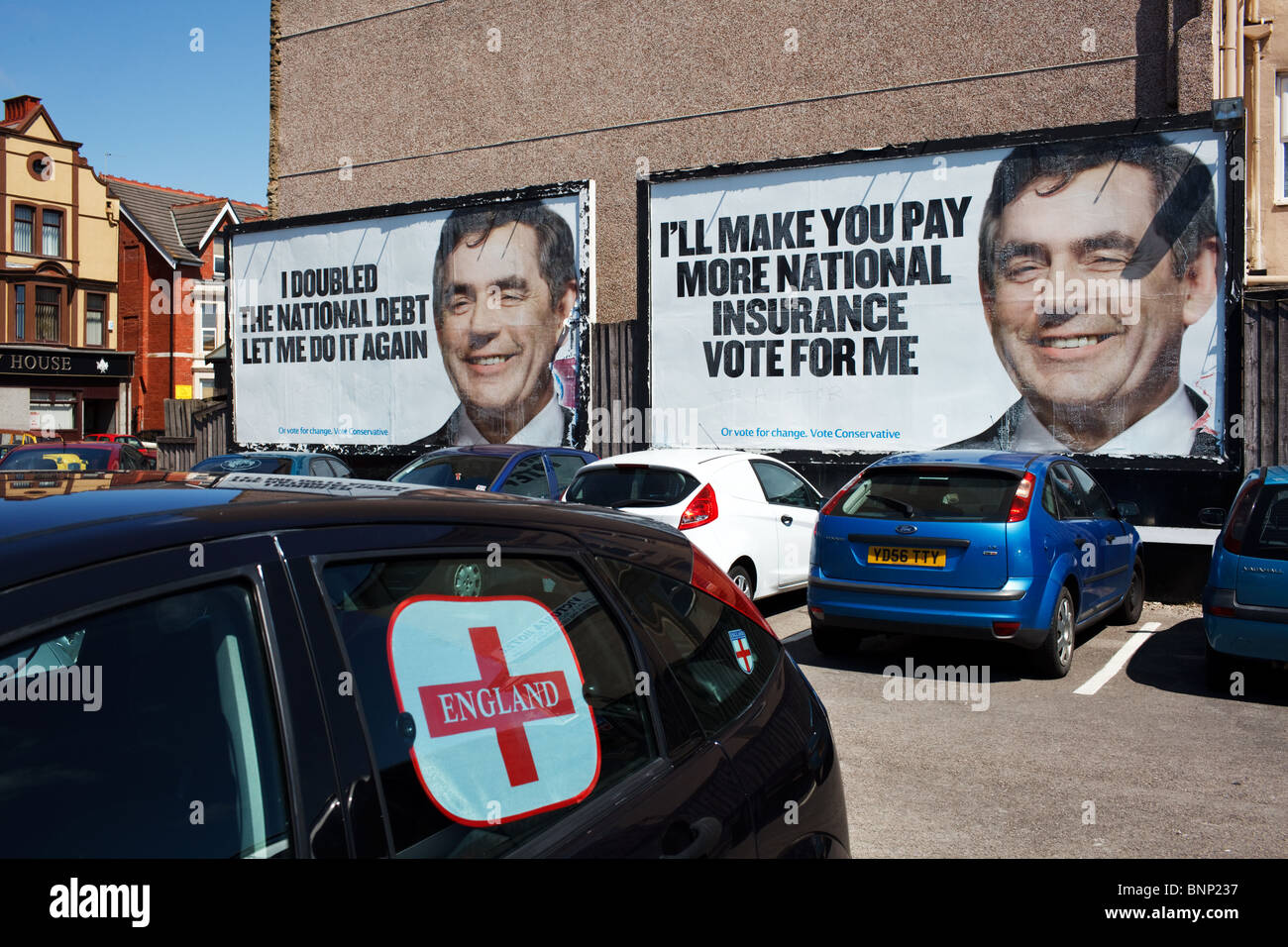 Anti-Gordon Brown Wahl Werbeplakate der Kampagne für die Wahlen 2010 in Blackpool, England. Stockfoto