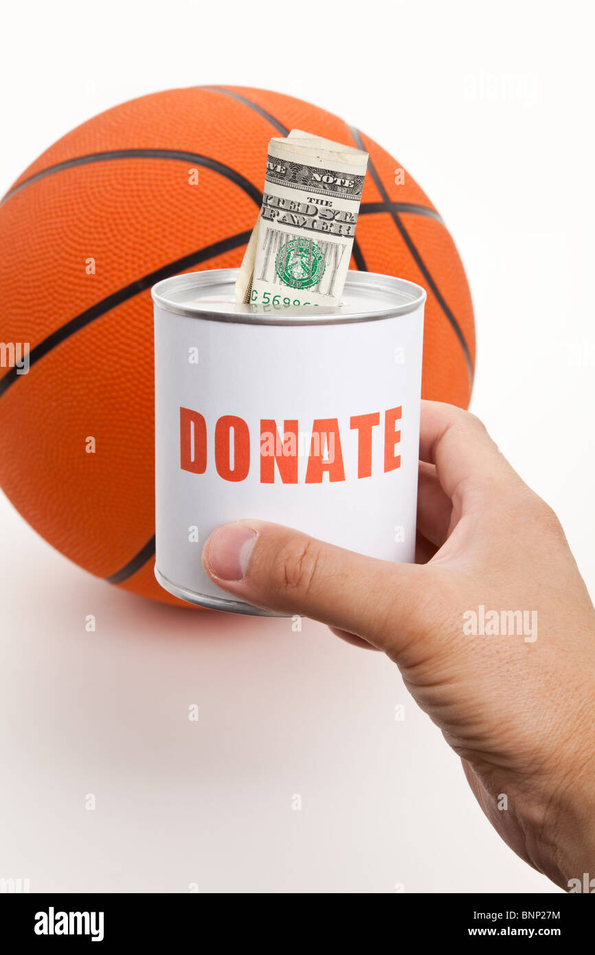 Spendenbox und Basketball, Konzept des Sport-Fonds Stockfoto