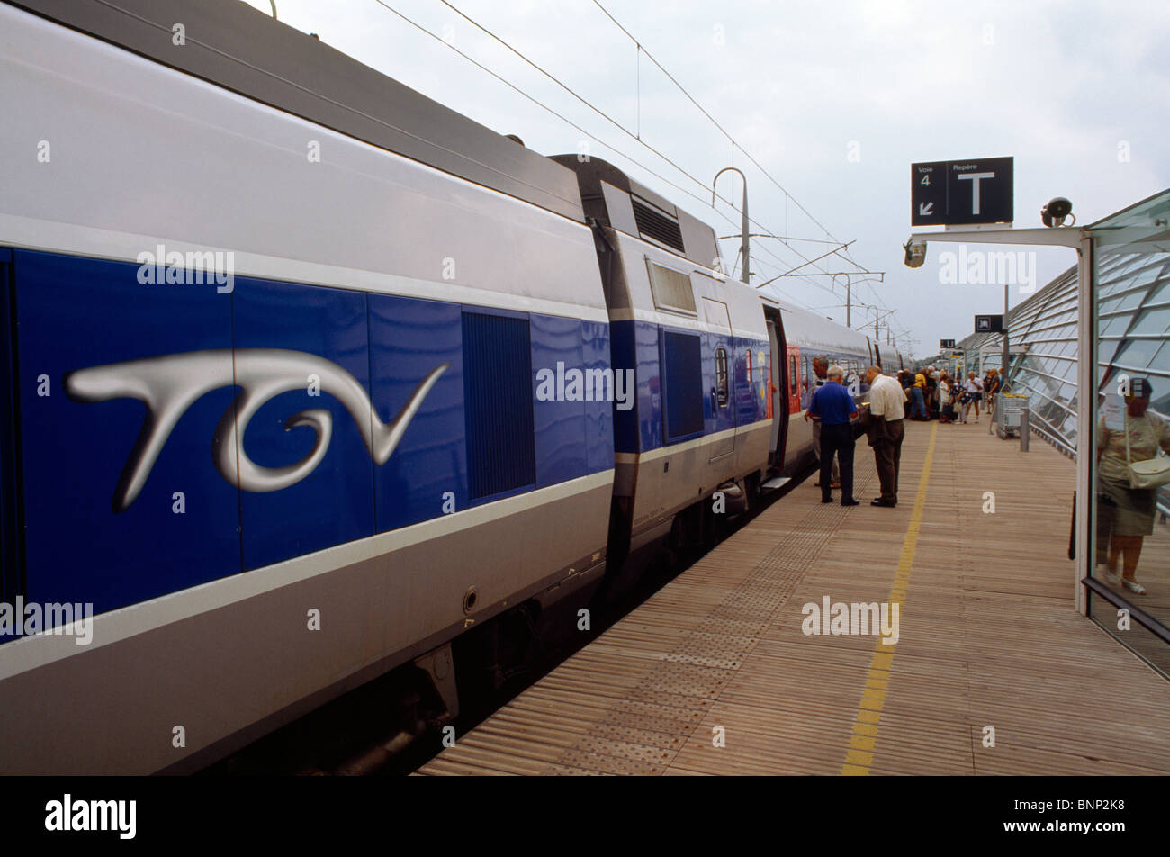 Avignon-Frankreich-Tgv-Bahnhof mit dem Zug am Bahnsteig Stockfoto